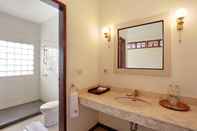 In-room Bathroom The Batu Belig Hotel & Spa