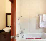 In-room Bathroom 4 The Batu Belig Hotel & Spa