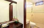 In-room Bathroom 7 The Batu Belig Hotel & Spa