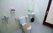 Toilet Kamar 6 Savita Garden Inn