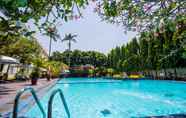 Swimming Pool 2 Hotel New Saphir Yogyakarta