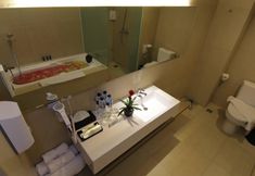 In-room Bathroom 4 Grand Zuri Hotel Dumai