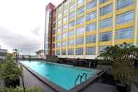 Swimming Pool Grand Zuri Hotel Cikarang Jababeka