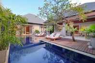 สระว่ายน้ำ The Wolas Villas & Spa