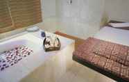 In-room Bathroom 3 Aryaduta Palembang