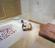 In-room Bathroom 3 Aryaduta Palembang