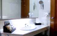 In-room Bathroom 4 Aryaduta Palembang