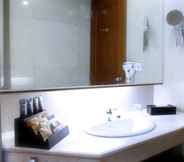 In-room Bathroom 4 Aryaduta Palembang