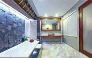 Toilet Kamar 6 Abi Bali Resort Villas and Spa