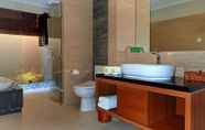 Toilet Kamar 3 Mutiara Bali Boutique Resort Villas and Spa	