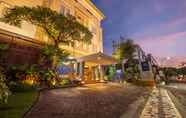 Exterior 7 Alron Hotel Kuta Powered by Archipelago