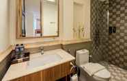 In-room Bathroom 6 Alron Hotel Kuta Powered by Archipelago