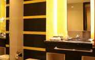 In-room Bathroom 5 Gran Puri Manado