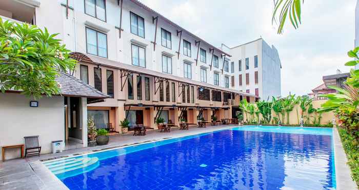 Swimming Pool Hotel Grand Santhi