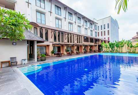 Kolam Renang Hotel Grand Santhi