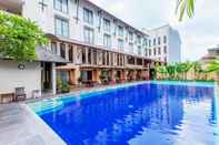 Swimming Pool Hotel Grand Santhi