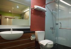 In-room Bathroom 6 Hotel Bed and Breakfast Surabaya