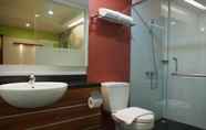Phòng tắm bên trong 6 Hotel Bed and Breakfast Surabaya
