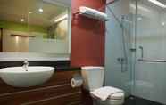 Bilik Mandi dalam Bilik 6 Hotel Bed and Breakfast Surabaya