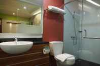 In-room Bathroom Hotel Bed and Breakfast Surabaya