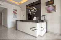 Lobi Life Emerald Hotel Surabaya