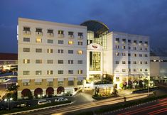 Bangunan 2 Surabaya Suites Hotel Powered by Archipelago