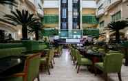 บาร์ คาเฟ่ และเลานจ์ 7 Surabaya Suites Hotel Powered by Archipelago