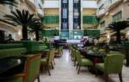 Quầy bar, cafe và phòng lounge 7 Surabaya Suites Hotel Powered by Archipelago