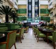 Bar, Cafe and Lounge 7 Surabaya Suites Hotel Powered by Archipelago