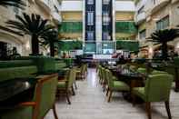 Bar, Cafe and Lounge Surabaya Suites Hotel Powered by Archipelago