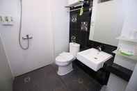 In-room Bathroom Hotel Pyrenees Jogja