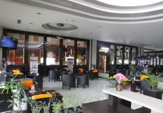 Bar, Cafe and Lounge 7 Grand Kanaya Hotel