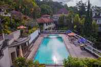 Swimming Pool Foresta Inn Family Resort