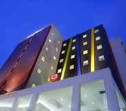 Exterior 2 Amaris Hotel Bekasi Barat