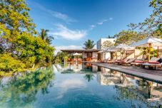 สระว่ายน้ำ Bisma Eight