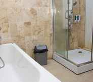 Toilet Kamar 7 Grand Paradise Hotel