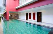 Swimming Pool 6 Amaris Hotel Dewi Sri