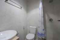 Toilet Kamar The Airport Kuta Hotel & Residence