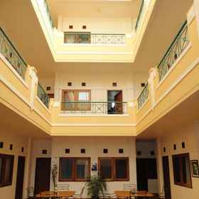 Wisma Gandapura 1, Khách sạn Piset Square