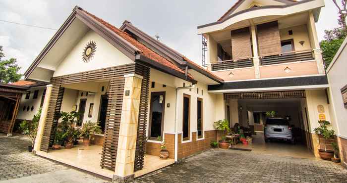 Bên ngoài Adalia Homestay - Semarang (Syariah)