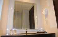 In-room Bathroom 6 Hotel Brothers Solo Baru