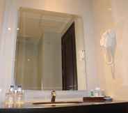 In-room Bathroom 2 Hotel Brothers Biru Solo Baru