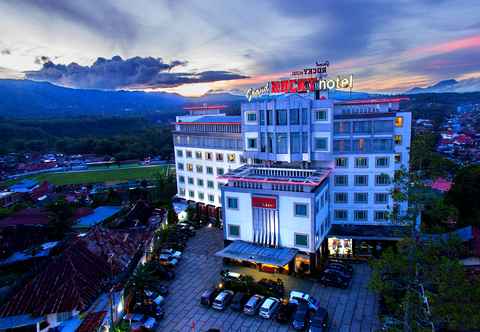 Bên ngoài Grand Rocky Hotel Bukittinggi