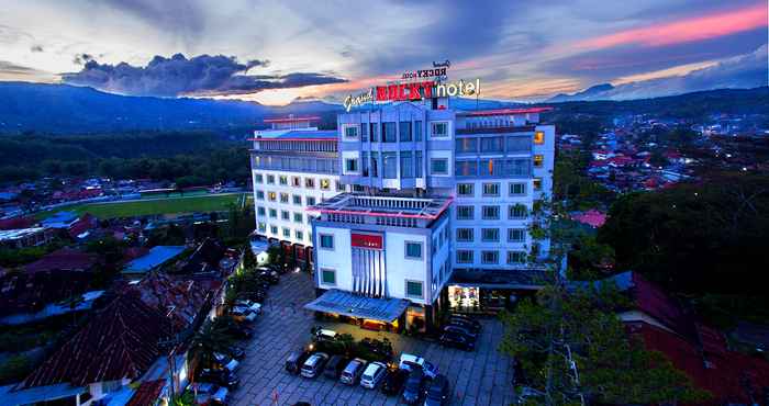 Bên ngoài Grand Rocky Hotel Bukittinggi