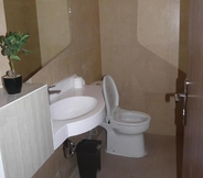 Toilet Kamar 2 Top Hotel Manado by Gran Puri