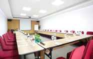 ห้องประชุม 6 Gumilang Regency Hotel by Gumilang Hospitality