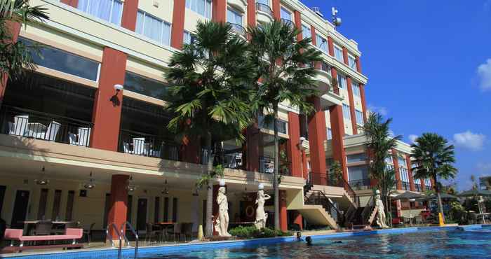 Swimming Pool Grand Wahid Hotel Salatiga