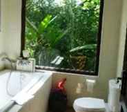 In-room Bathroom 5 Mulawarman Guest House