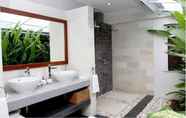 Phòng tắm bên trong 6 Scallywags Anyar Estate