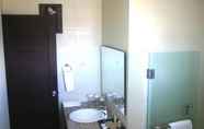 Toilet Kamar 7 Royal Mamberamo Hotel